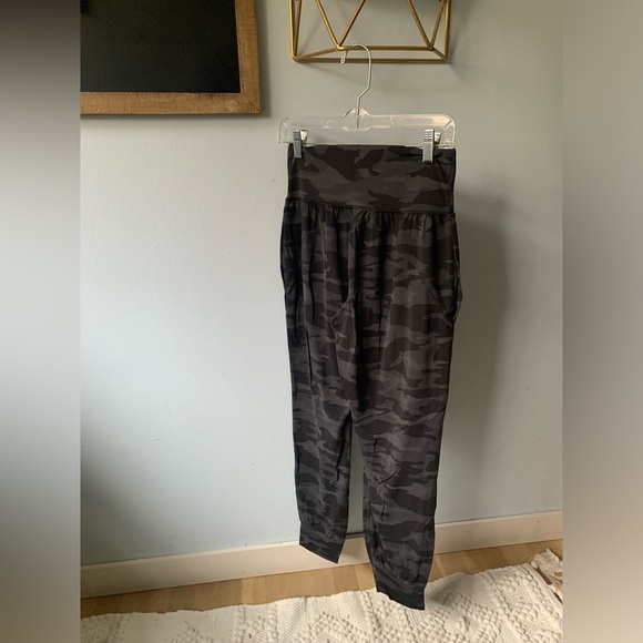 Athleta Salutation Camo Jogger - Picture 2 of 6